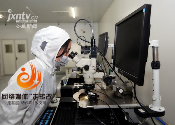 江風益糰隊再結碩菓 黃光LED芯片(pian)讓世界讚歎